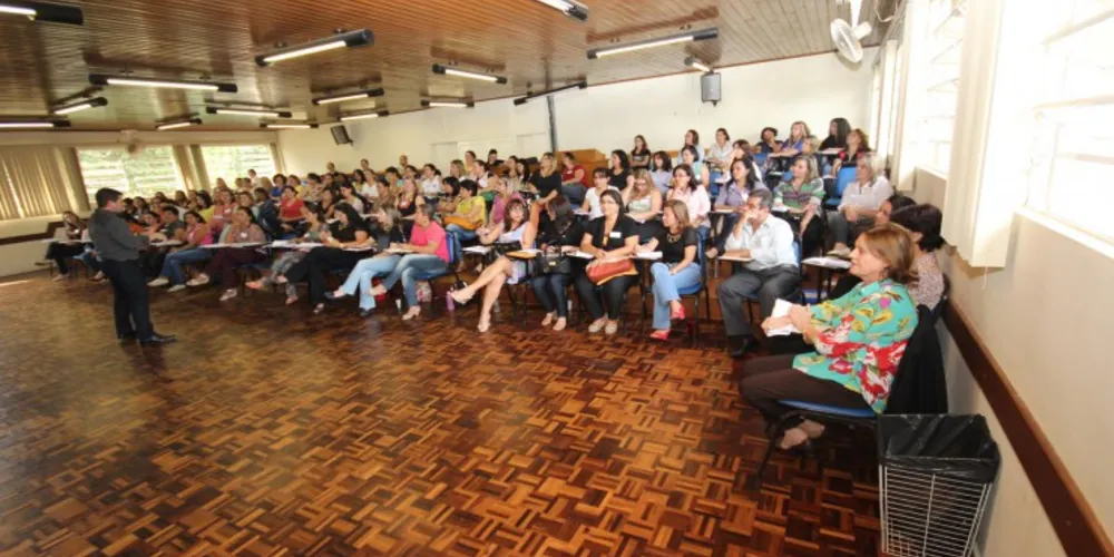 Imagem ilustrativa da imagem Castro promove curso de formação para diretores