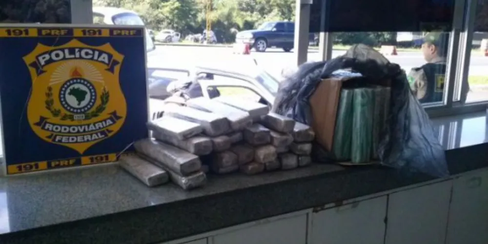 Imagem ilustrativa da imagem PRF apreende mais de 47 kg de maconha em Irati
