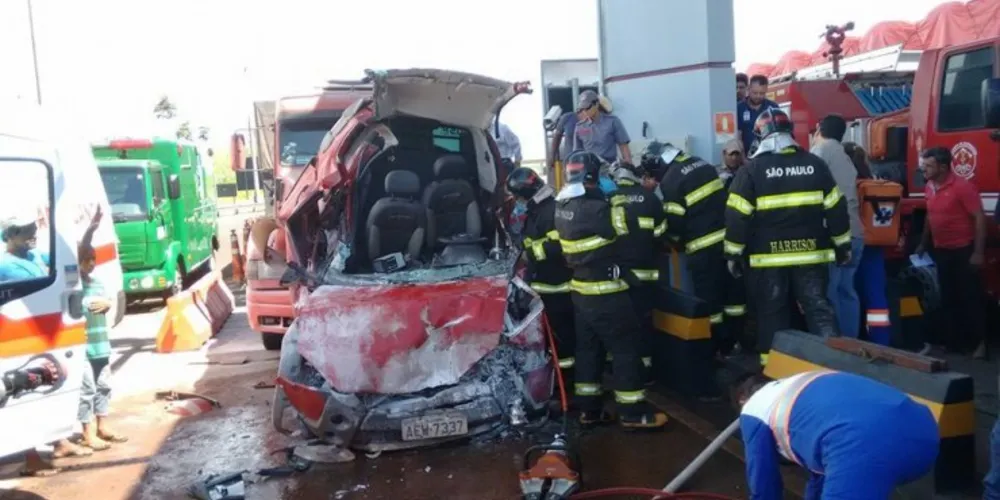 Imagem ilustrativa da imagem  Carro é esmagado por carretas em praça de pedágio no Paraná