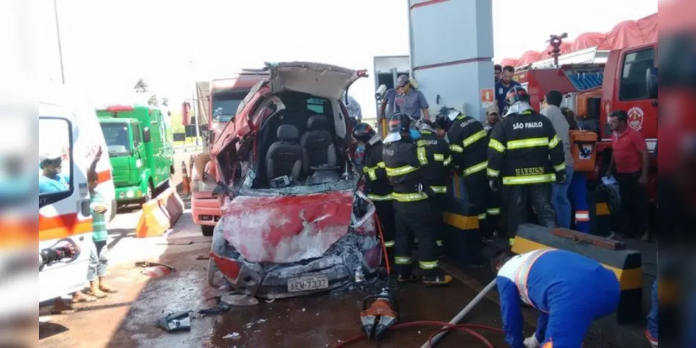 Imagem ilustrativa da imagem  Carro é esmagado por carretas em praça de pedágio no Paraná