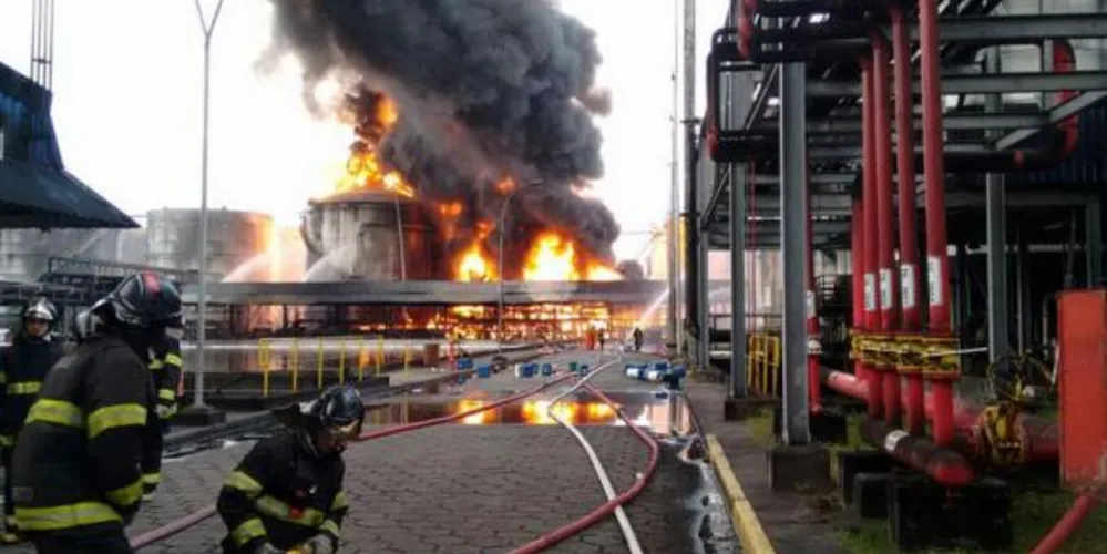 Imagem ilustrativa da imagem Prefeitura prevê para hoje fim do incêndio em Santos