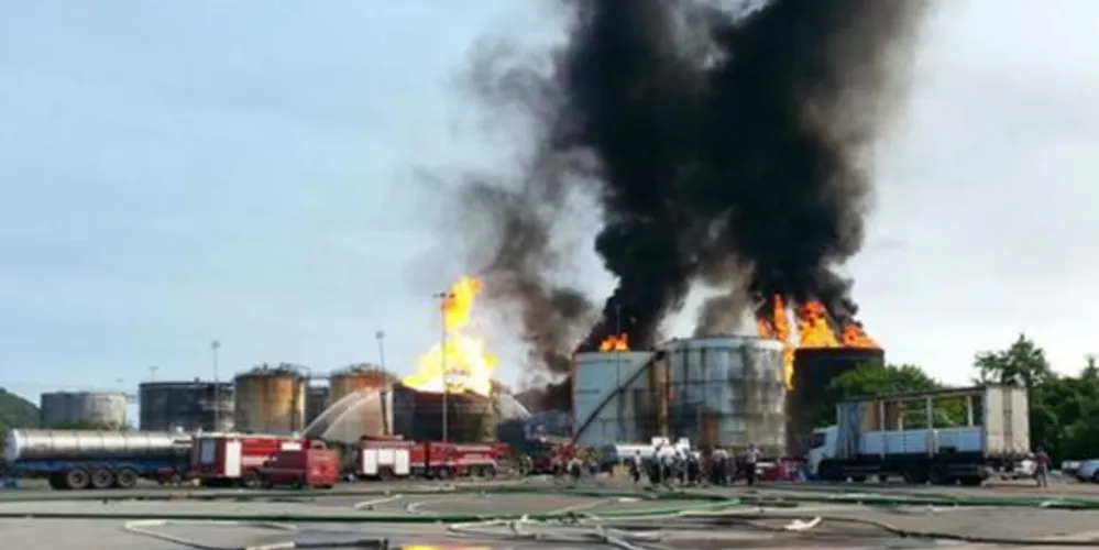Imagem ilustrativa da imagem Incêndio em Santos atinge outro tanque de combustível