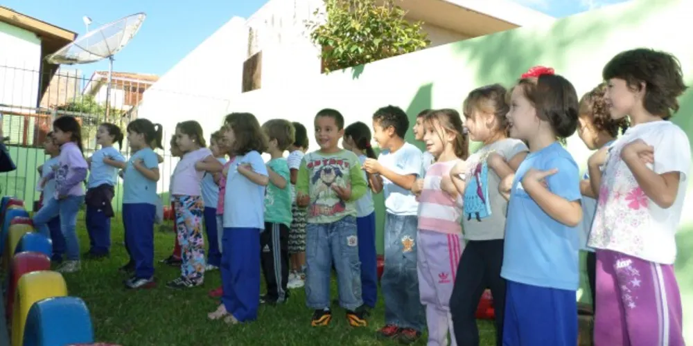 Imagem ilustrativa da imagem ‘Invasão poética’ leva cultura para fora da escola