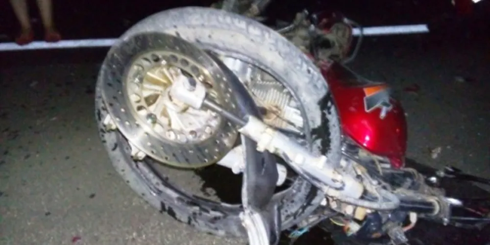 Imagem ilustrativa da imagem Moto bate contra caminhão na BR-277 e rapaz morre na hora