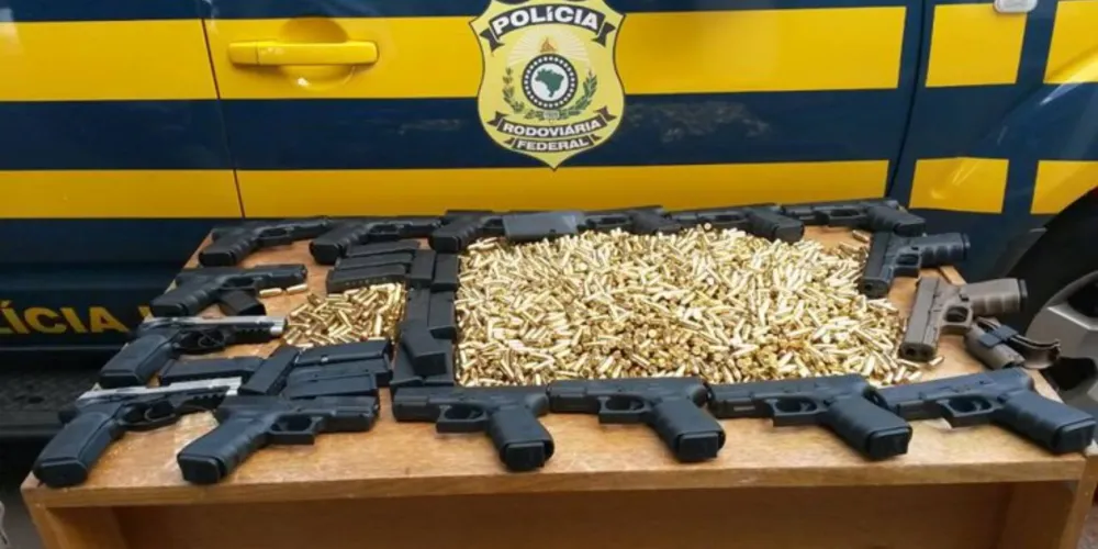 Imagem ilustrativa da imagem Ação na fronteira apreende pistolas e 2 mil munições