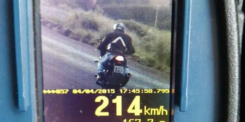Imagem ilustrativa da imagem PRF flagra motociclista a 214 km/h em Cascavel