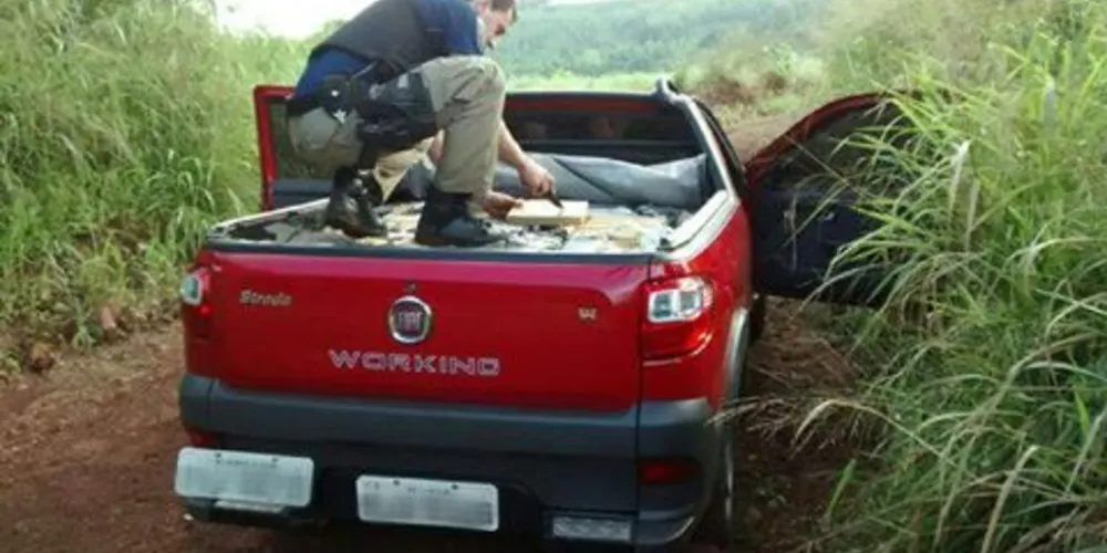 Imagem ilustrativa da imagem PRF apreende 692 kg de maconha em carro roubado