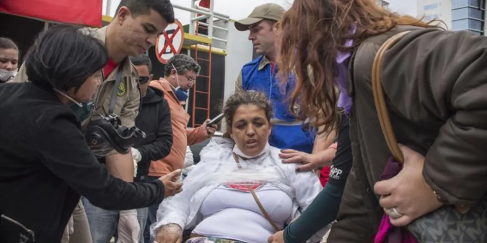 Imagem ilustrativa da imagem Confronto no Centro Cívico deixa ao menos 150 feridos