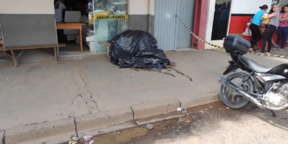 Imagem ilustrativa da imagem Homem é morto a tiros em frente a supermercado