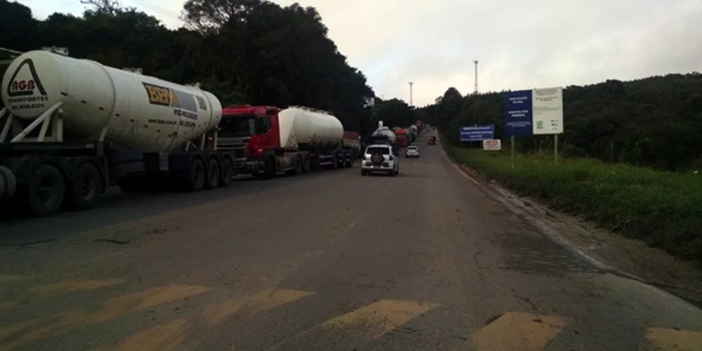 Imagem ilustrativa da imagem Caminhoneiros fazem novos bloqueios na região