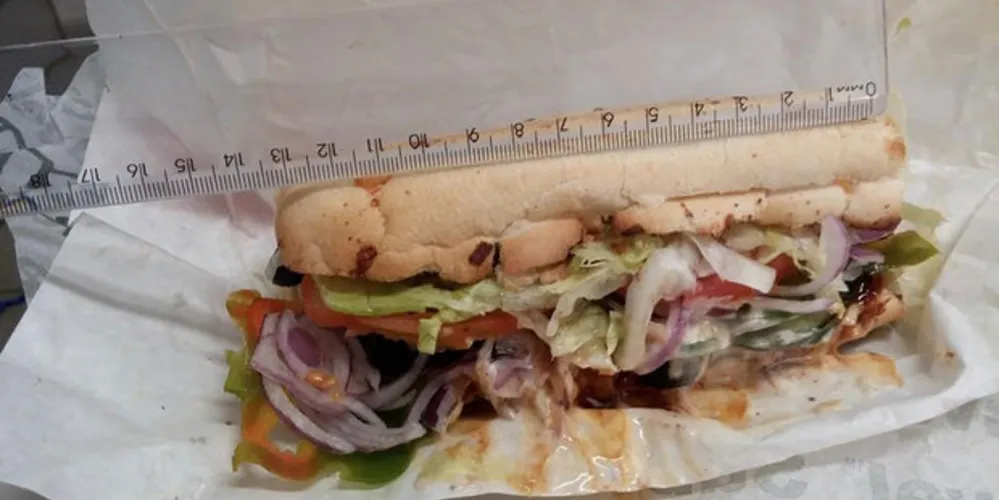 Imagem ilustrativa da imagem Consumidor leva régua para o Subway, reclama de lanche de 13 cm e viraliza na web