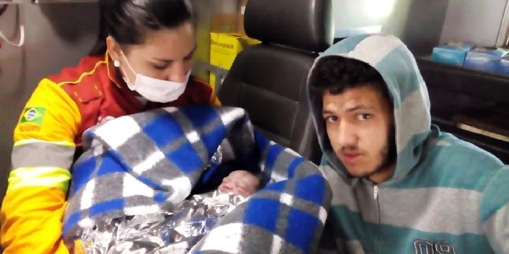 Imagem ilustrativa da imagem Com ajuda de socorristas, bebê nasce dentro de carro na BR-277