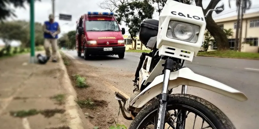 Imagem ilustrativa da imagem Motoqueiro perde o controle e bate em poste na Visconde de Mauá