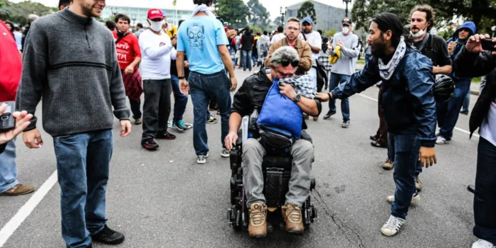Imagem ilustrativa da imagem Funcionários do Estado votam hoje greve geral no Paraná