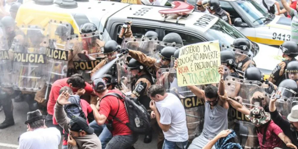 Imagem ilustrativa da imagem Professores da rede estadual decidem futuro da greve amanhã