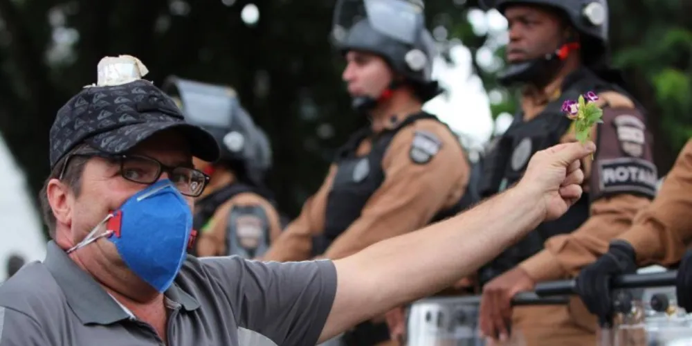 Imagem ilustrativa da imagem Servidores começam a tomar Centro de Curitiba para greve geral