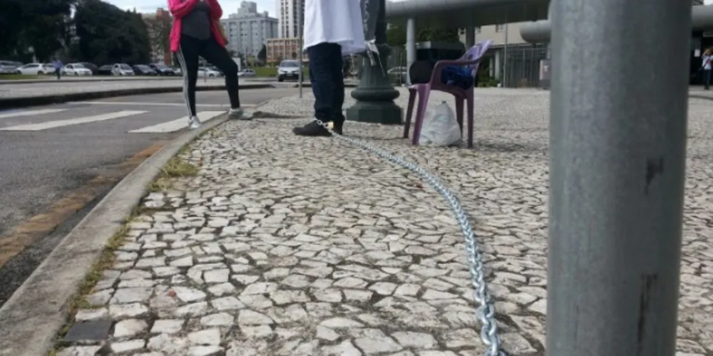 Imagem ilustrativa da imagem Professor faz greve de fome e se acorrenta no Centro Cívico