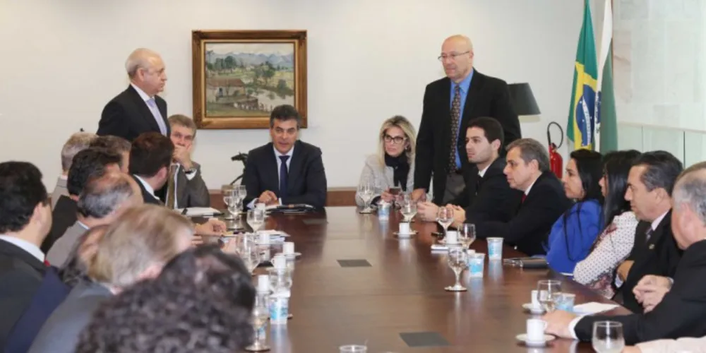 Imagem ilustrativa da imagem Richa envia nova proposta de reajuste salarial à Alep