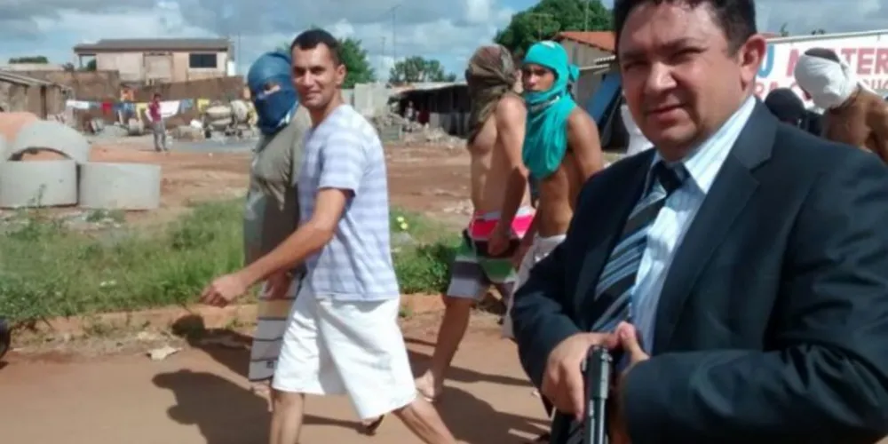 Imagem ilustrativa da imagem A pé, delegado transfere presos de delegacia para cadeia