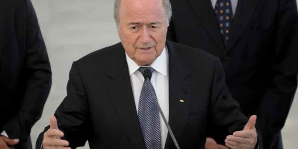 Imagem ilustrativa da imagem Reeleito, Joseph Blatter diz que corrupção traz "vergonha"
