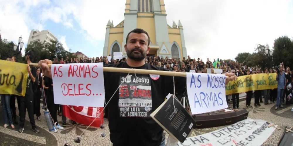 Imagem ilustrativa da imagem Repressão contra professores gera onda de protestos