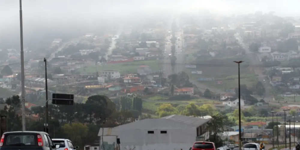 Imagem ilustrativa da imagem Dia amanhece com neblina e complica o trânsito em PG