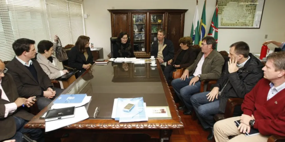 Imagem ilustrativa da imagem Educação confirma faltas a professores grevistas no PR