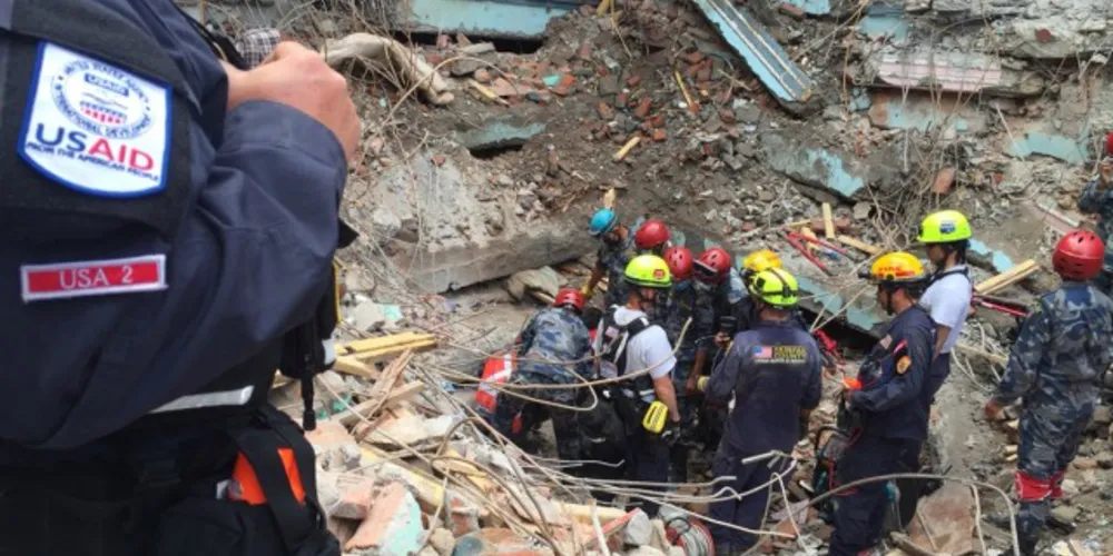Imagem ilustrativa da imagem Três mulheres são resgatadas com vida oito dias após terremoto