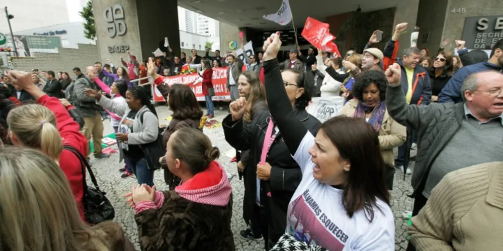 Imagem ilustrativa da imagem Justiça proíbe professores de bloquearem prédio da Fazenda