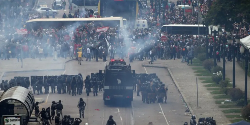 Imagem ilustrativa da imagem MP investiga ação da PM contra professores em Curitiba