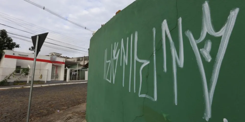 Imagem ilustrativa da imagem Rapaz é preso após pichar muro de escola municipal em PG