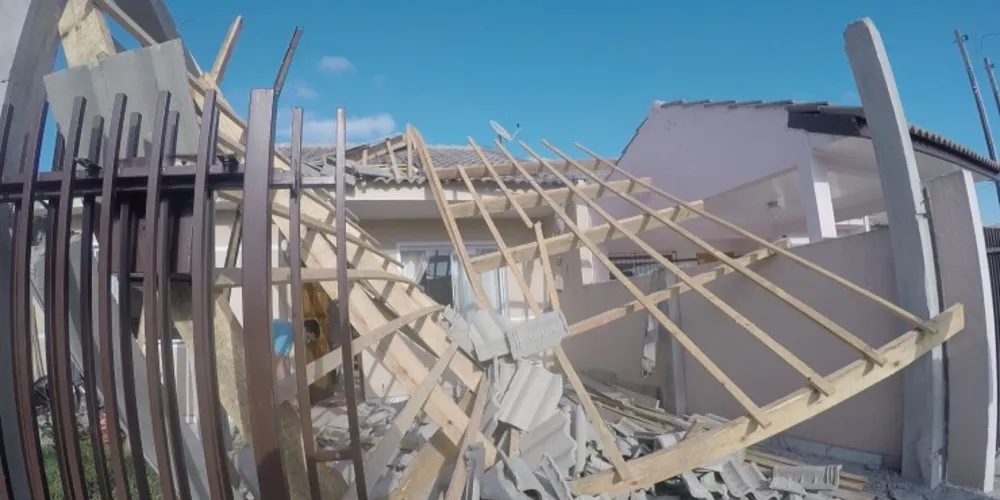 Imagem ilustrativa da imagem Telhado de casa cai e duas pessoas ficam feridas