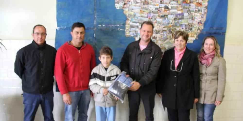 Imagem ilustrativa da imagem Alunos da rede pública recebem uniformes escolares