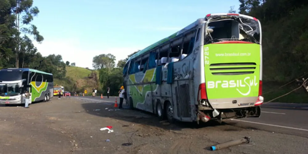 Imagem ilustrativa da imagem Ônibus tomba e 20 passageiros se ferem na BR-376