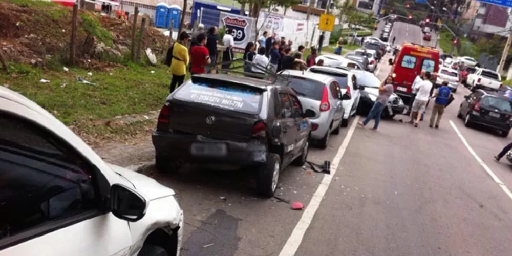 Imagem ilustrativa da imagem Motorista perde o controle e bate em sete carros estacionados