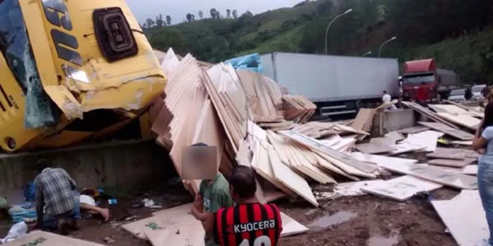 Imagem ilustrativa da imagem Tombamento de caminhão deixa trânsito complicado na BR-116