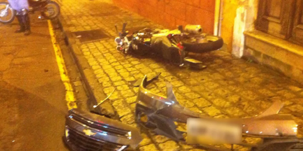 Imagem ilustrativa da imagem Motociclista e garupa são arremessados contra parede após acidente
