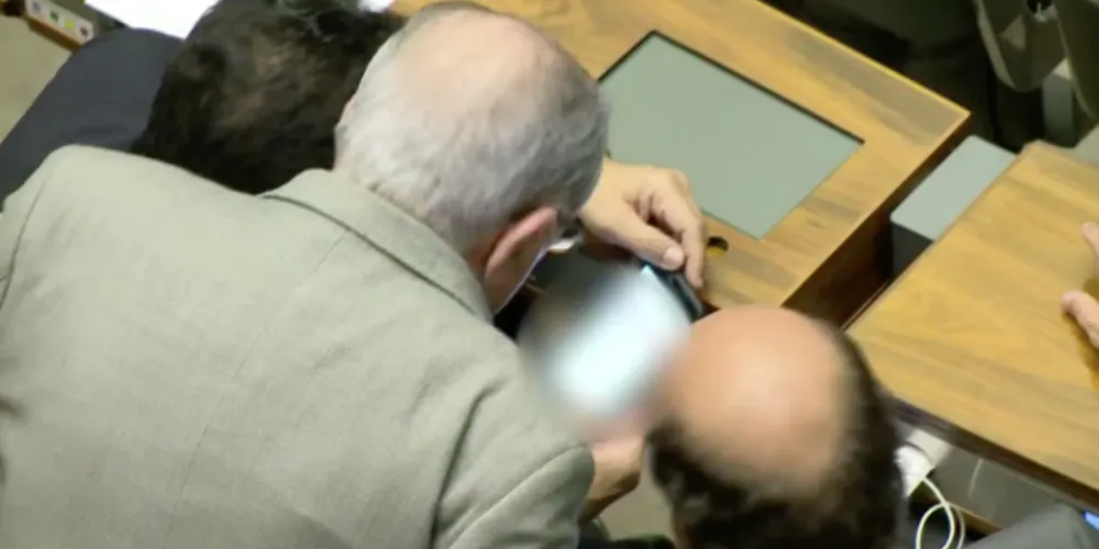 Imagem ilustrativa da imagem Deputados são flagrados assistindo pornografia