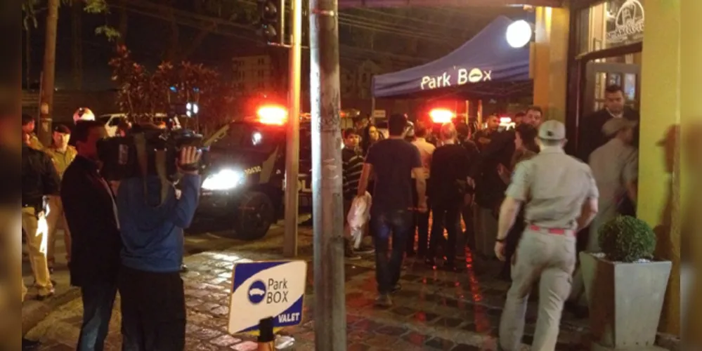 Imagem ilustrativa da imagem Policial arma confusão em bar e dispara contra cliente