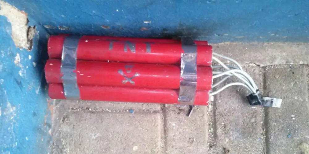 Imagem ilustrativa da imagem Pedestre encontra suposta bomba e praça é isolada 