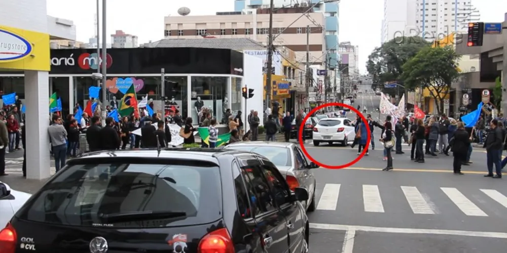 Imagem ilustrativa da imagem Motorista tenta fugir da polícia e carro atola junto com viatura