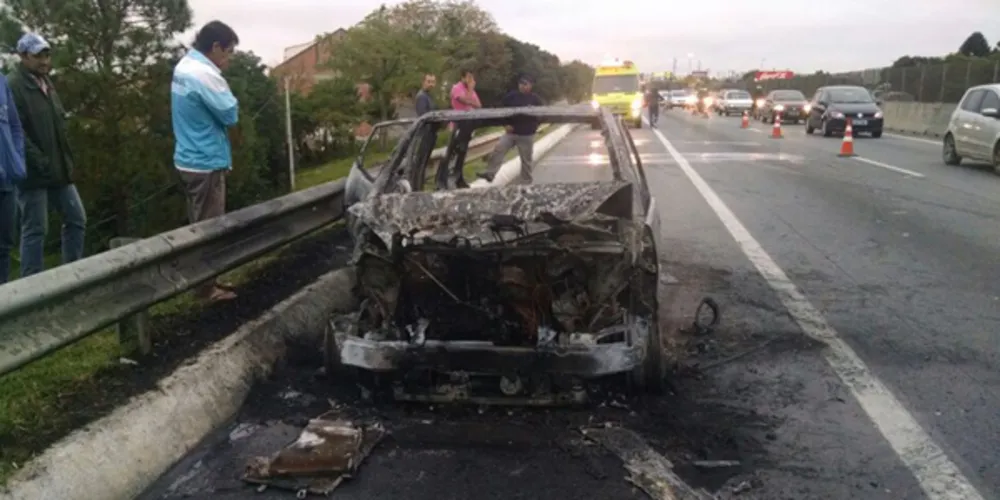 Imagem ilustrativa da imagem Motorista bate contra caminhão e carro pega fogo na BR-277