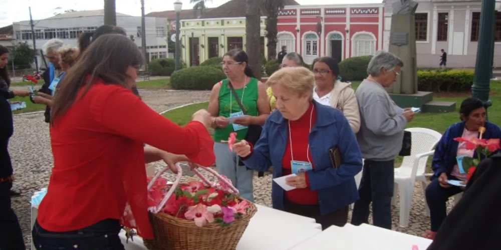 Imagem ilustrativa da imagem Ação na Praça Manoel Ribas estimula amor ao próximo