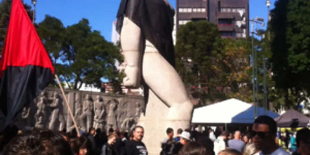 Imagem ilustrativa da imagem Manifestantes cobrem estátua e fazem novo protesto no Centro Cívico