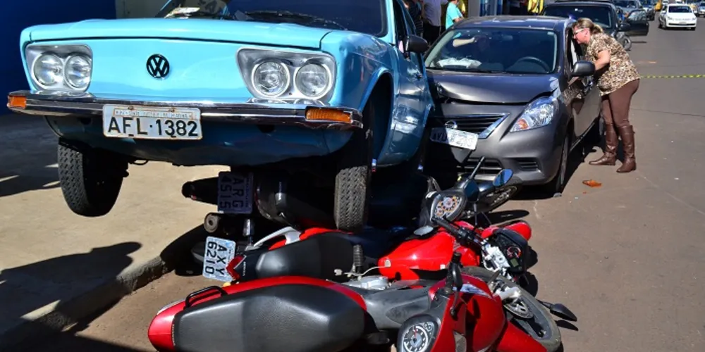 Imagem ilustrativa da imagem Motorista perde o controle e causa acidente cinematográfico