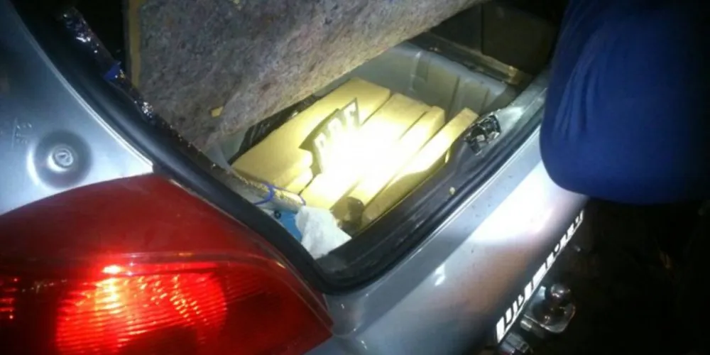 Imagem ilustrativa da imagem PRF apreende 27 kg de maconha e três carros roubados