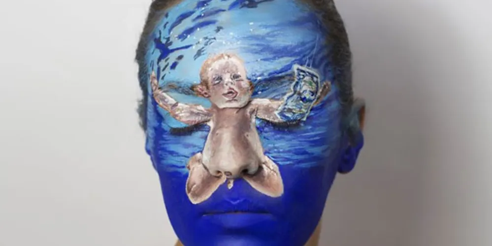 Imagem ilustrativa da imagem Mulher chama atenção pintando o rosto como capas de discos famosos