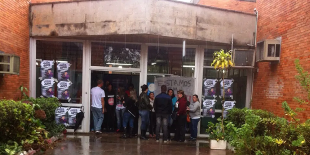 Imagem ilustrativa da imagem Com barracas, professores invadem Núcleo de Educação