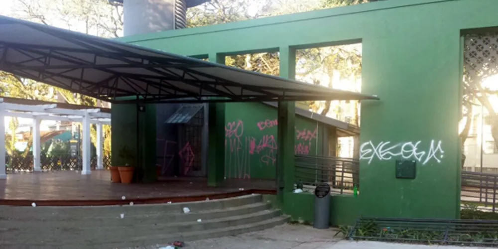 Imagem ilustrativa da imagem Jovem é preso por pichar praça e faz reclamação inusitada