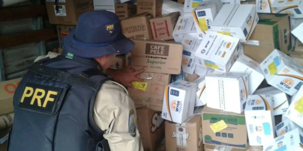 Imagem ilustrativa da imagem PRF apreende caminhão com mercadorias irregulares em PG